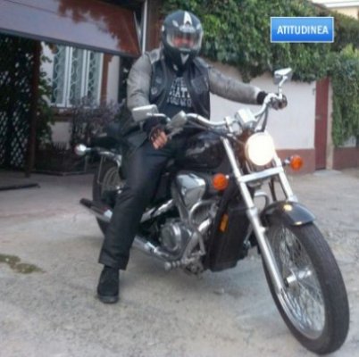 Atitudinea: Motociclistul Gropoşilă, dispus să înveţe femeile cum să călărească
